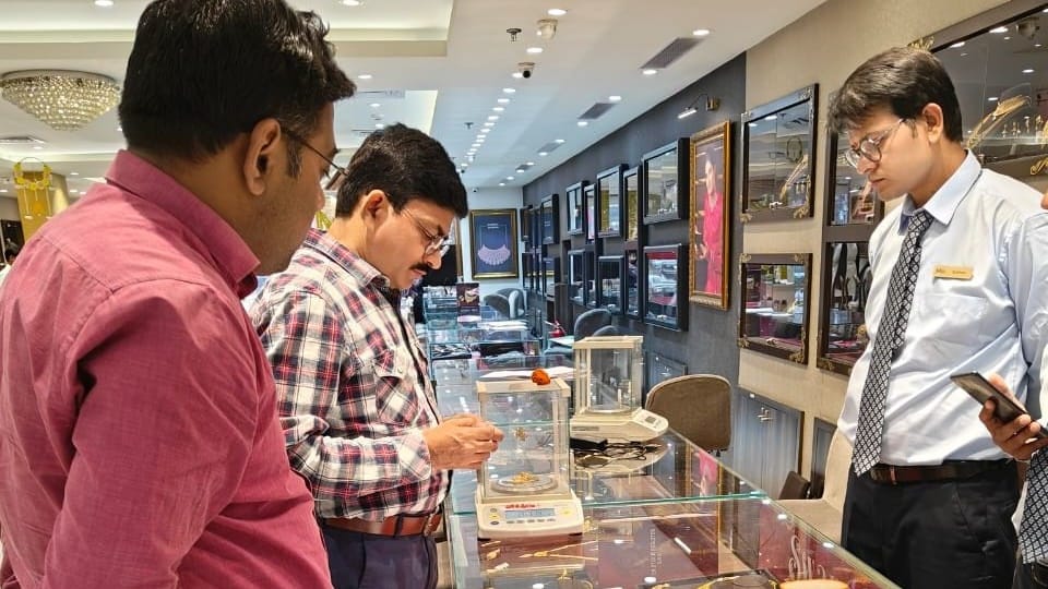 Gift packs renowned companies found less than their weight, caught sleight hand jeweller electronic fork