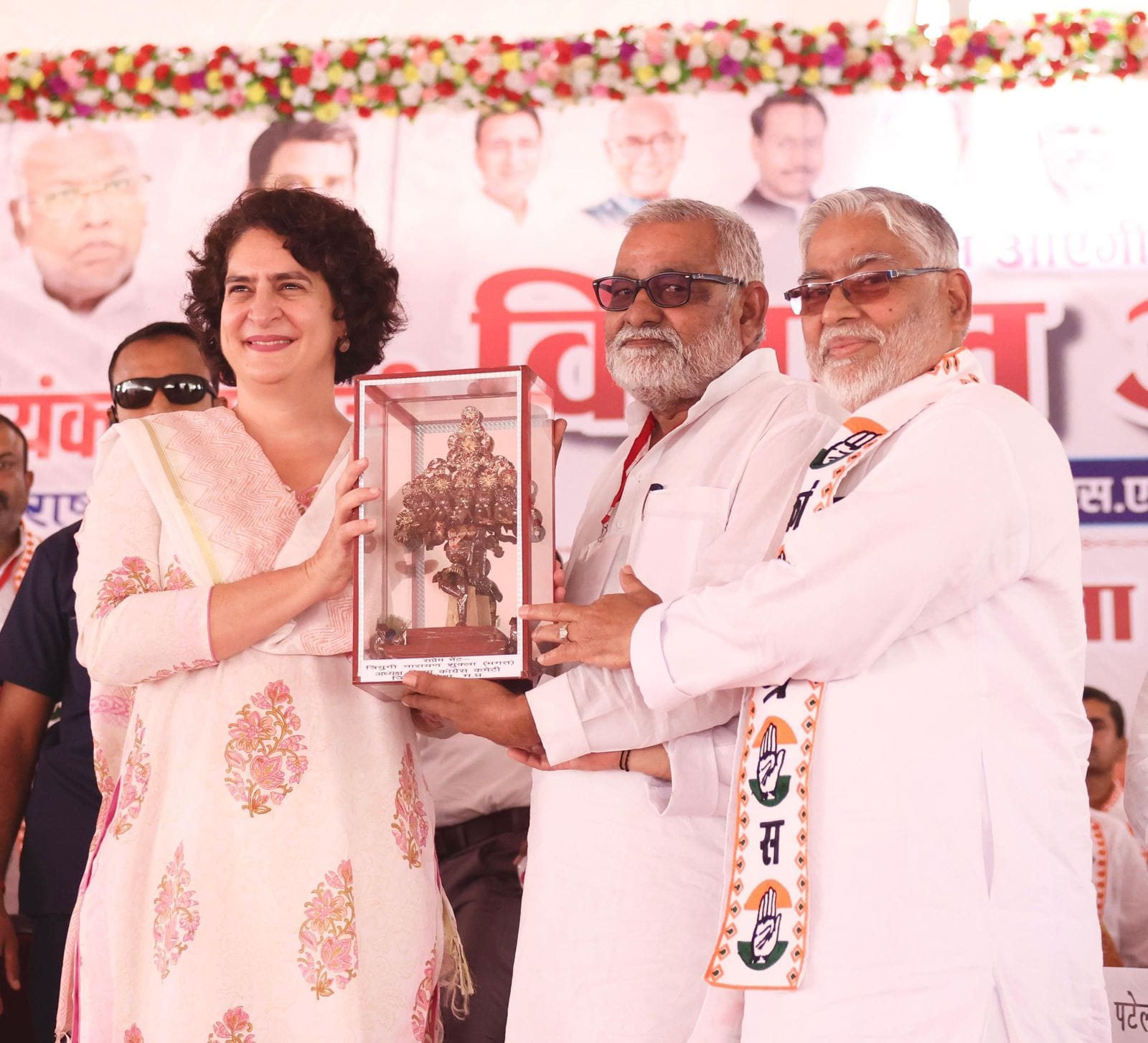 प्रियंका गांधी ने रीवा और सतना में चुनावी रैलियों को संबोधित किया।