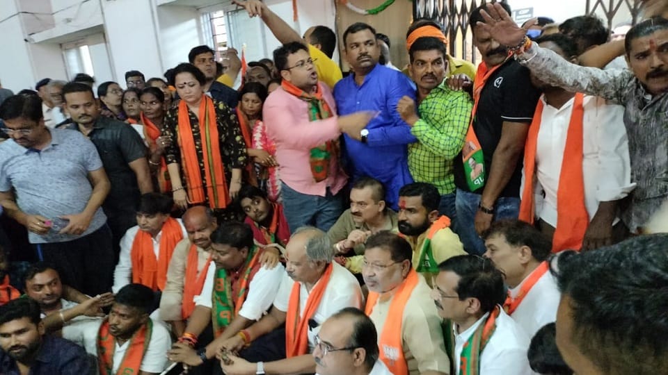 Attack on BJP MLA Brijmohan Agarwal in Raipur