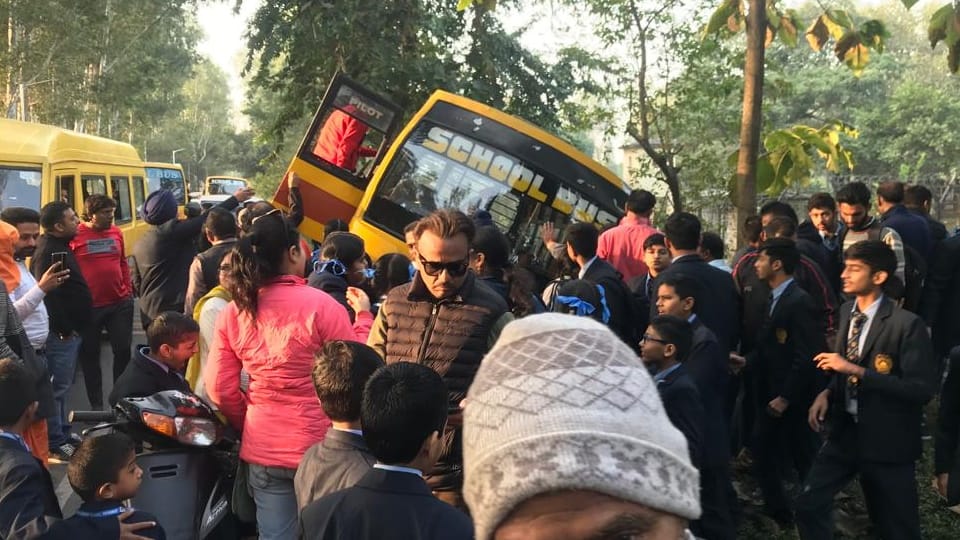 Pathankot School Bus Accident Sujanpur Road Accident Rescue Operation News in Hindi