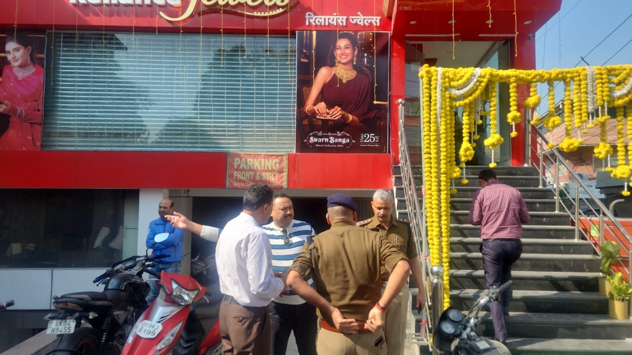 Robbery in Dehradun Four miscreants came posing as customers looted 20 Crore Rupees jewellery at gunpoint