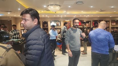 10 मिनट, 10 करोड़ की लूट: कीमती आभूषण शोरूम में सजाने की थी तैयारी... फिल्मी स्टाइल में बदमाशों ने डाली डकैती Robbery in Reliance jewellery showroom on Rajpur Road Dehradun looted showroom in film style president Visit