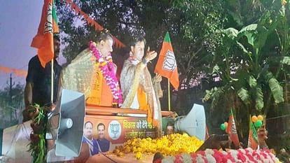 MP Election 2023: भोपाल उत्तर विधानसभा सीट पर सिंधिया का रोड शो, कालका से हनुमान मंदिर तक वोटरों को साधा MP Election 2023: Minister Jyotiraditya Scindia did a roadshow on Bhopal North Assembly seat