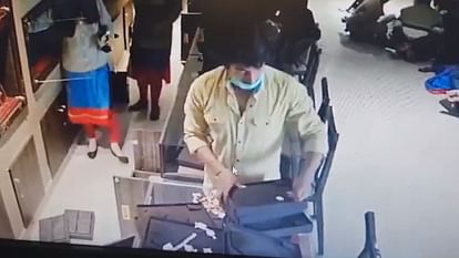 Robbery in Dehradun Four miscreants came posing as customers looted 20 Crore Rupees jewellery at gunpoint