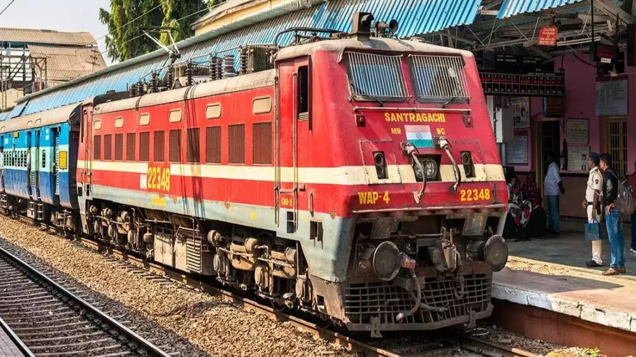 Liquor Ban in Bihar.mafia pelted stones at the train, Railway bihar police seized liquor.