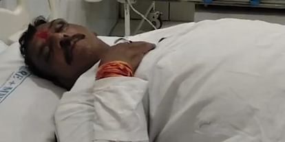MP Election 2023: महू में कांग्रेस के बागी उम्मीदवार दरबार सेल्फी के चक्कर में गिरकर घायल, अस्पताल में भर्ती MP Election 2023: Rebel Congress candidate in Mhow injured after falling while trying to do Darbar selfie, adm