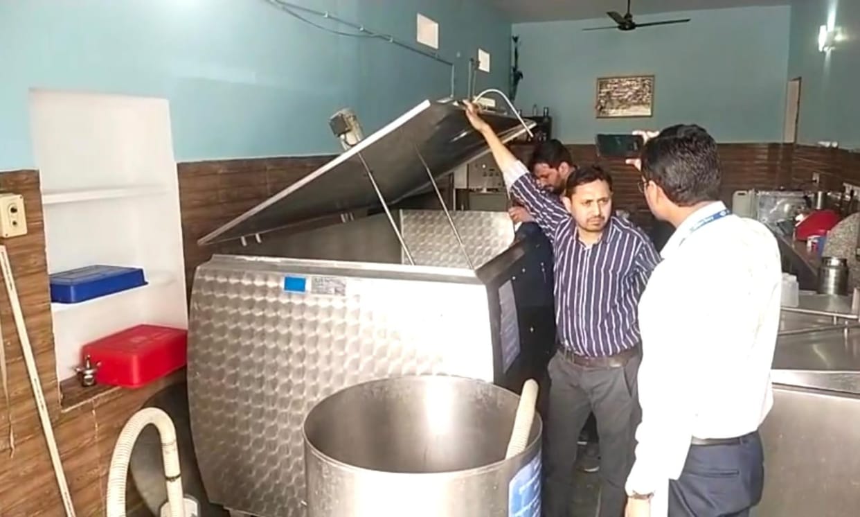 Rajasthan: Crime branch raid on BMC centers in Dausa, Bandikui seized 8800 liters of milk samples.
