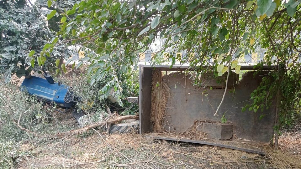 two people dies as tractor trolly overturned in roadside pit