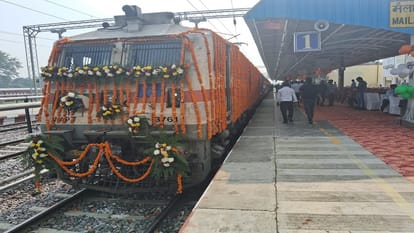 मैलानी जंक्शन पर खड़ी ट्रेन