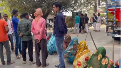 Pilibhit: दहशत के बीच आक्रोश... डंडे और फावड़े लेकर माधोटांडा-पीलीभीत मार्ग पर बैठीं महिलाएं, लगा जाम Angry villagers blocked Madhotanda-Pilibhit road due to tiger not being caught