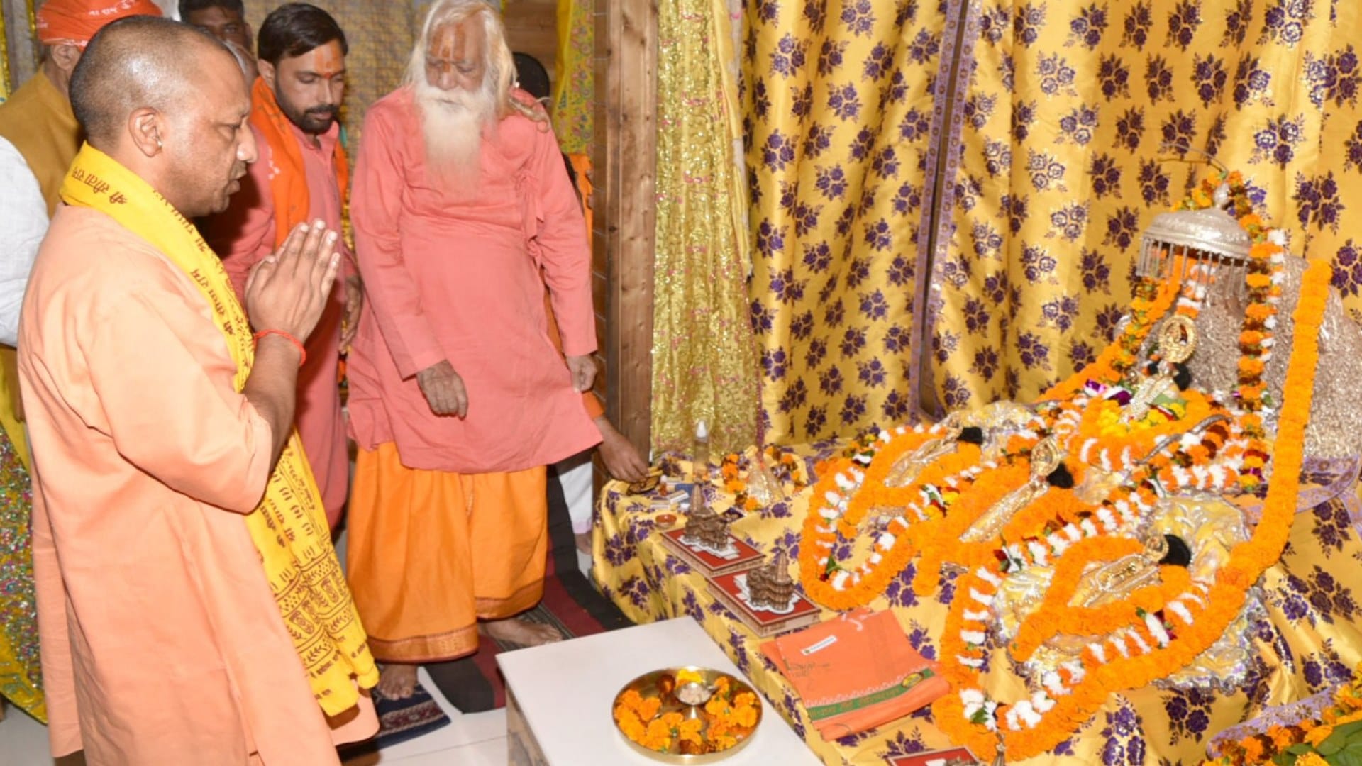 CM Yogi Adityanath in Ayodhya with his cabinet, see the pics.