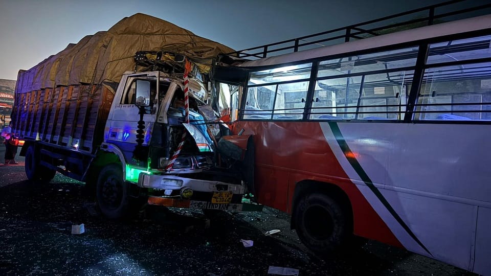 Truck hits a parked bus going to Kushinagar, six people killed