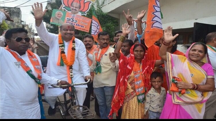 CG Election: चुनाव प्रचार का नया तरीका, पुरंदर मिश्रा का अनोखा अंदाज, रिक्शा चलाते हुए पहुंचे लोगों से मिलने