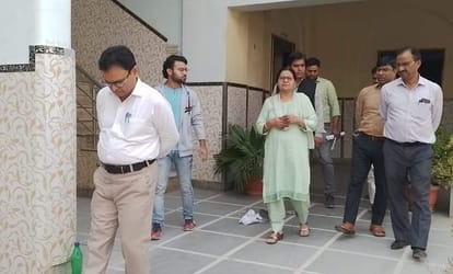 Azam Khan News: प्रशासन के नोटिस की अवधि खत्म, आजम खां के स्कूल पर आज लग सकता है ताला, सामान की शिफ्टिंग शुरू Azam Khan News: Administration notice period ends, Azam Khan school may be locked today