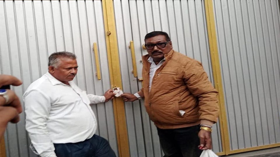 Azam Khan SP office sealed, Rampur administration took action, school is also being evacuated