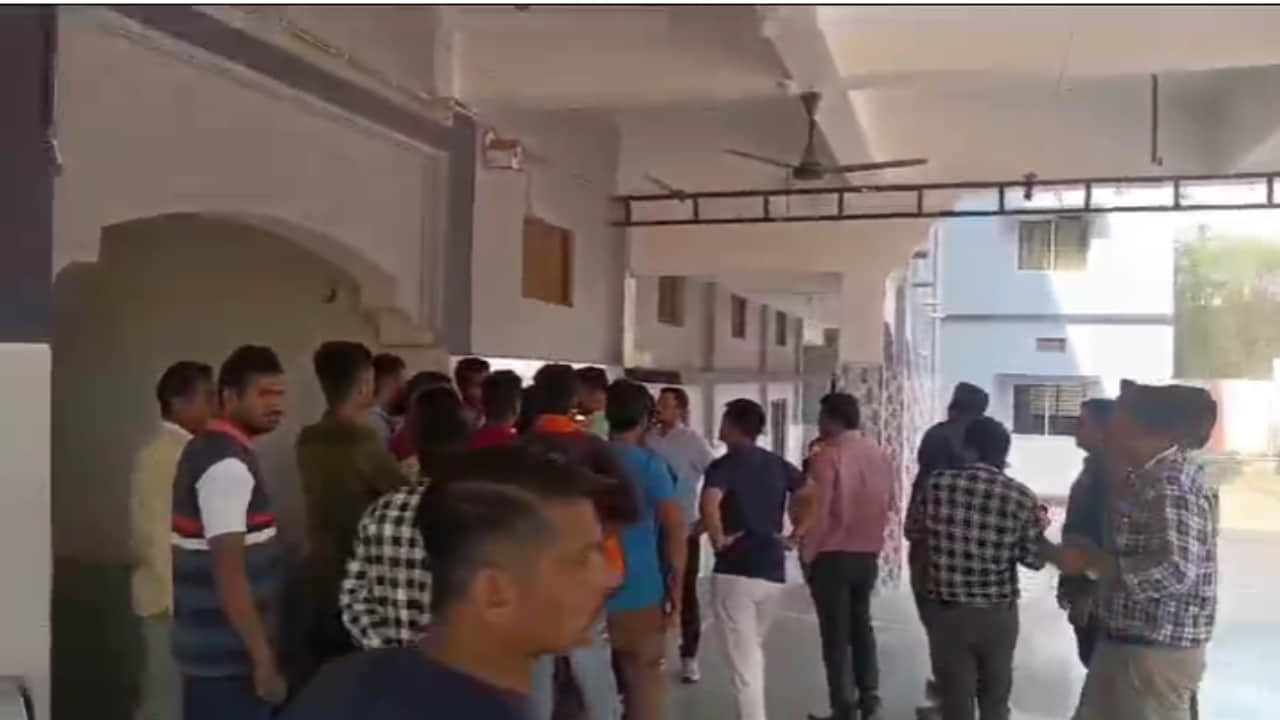 भारत माता कॉन्वेंट स्कूल में विरोध करने पहुंचे स्थानीय लोग