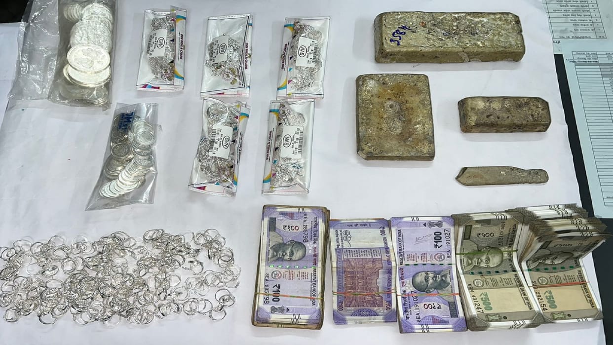 10 kg silver jewelery and cash seized from Madhya Pradesh businessman