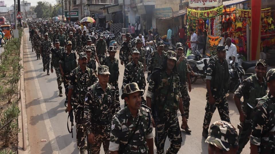 बेमेतरा में पैरामिलिट्री फोर्स ने किया पैदल मार्च