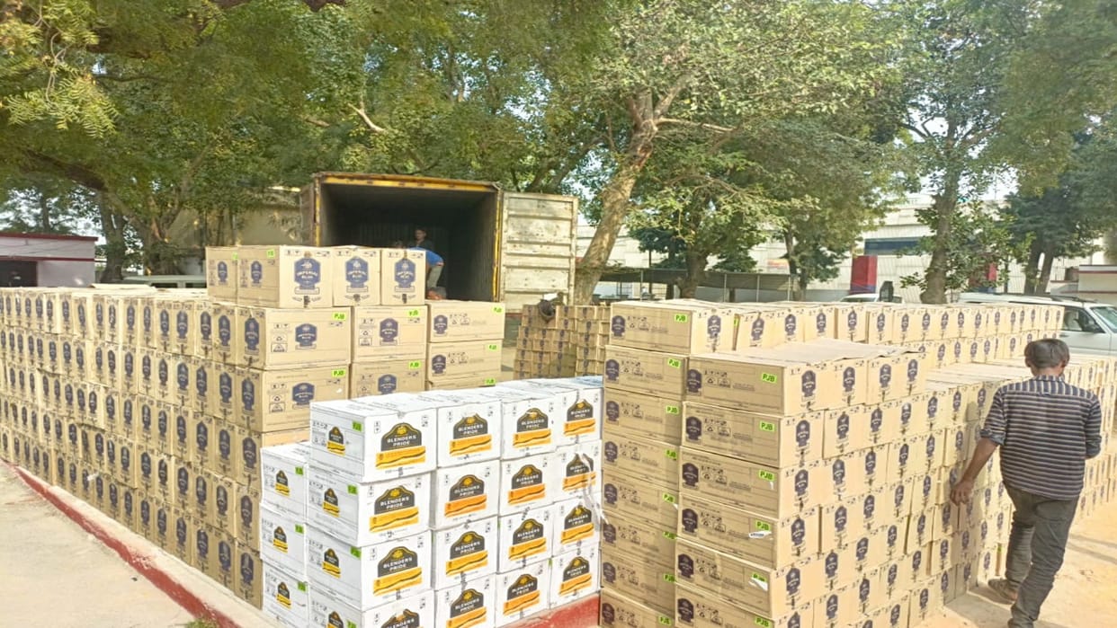 Illegal English liquor worth Rs 1 crore 35 lakh recovered, caught by police while taking it from Haryana to Bi