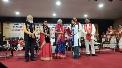 Governor Anandiben Patel gave gold medals to toppers in the convocation ceremony of Ruhilkhand University