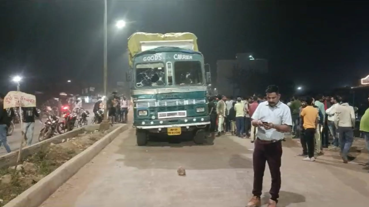 हादसे के बाद लोगों ने ट्रक को घेरा