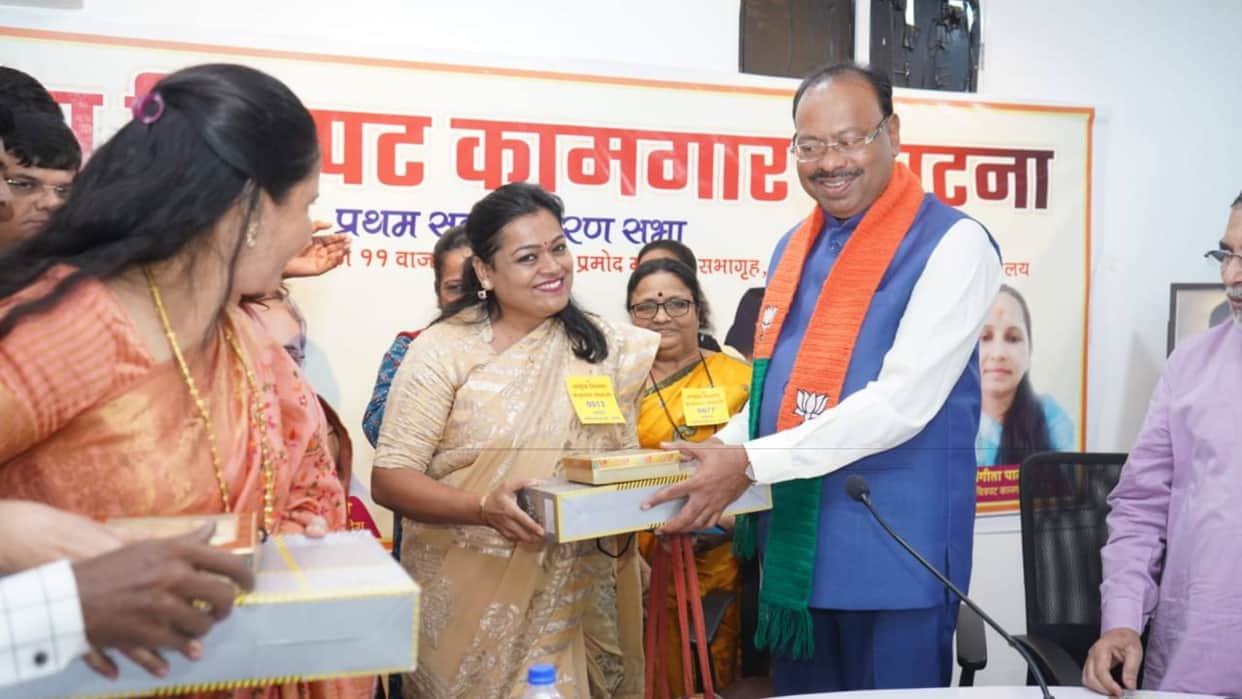 Unions of Bollywood Varsha Usgaonkar took command of film union in front of Chandrashekhar Bawankule