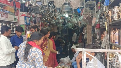 crowd of people gathered in the market on Dhanteras in Shahjahanpur