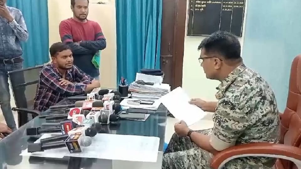Alleged journalist accused of blackmailing through RTI professor consumed poison in kanker