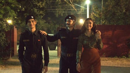 Pippa Movie Review in Hindi by Pankaj Shukla Ishaan Priyanshu Painyuli Mrunal Thakur Raja Krishna Menon