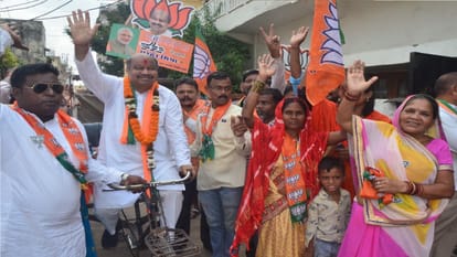 CG Election 2013: Purandar Mishra drove a rickshaw in streets of Rajatalab raipur