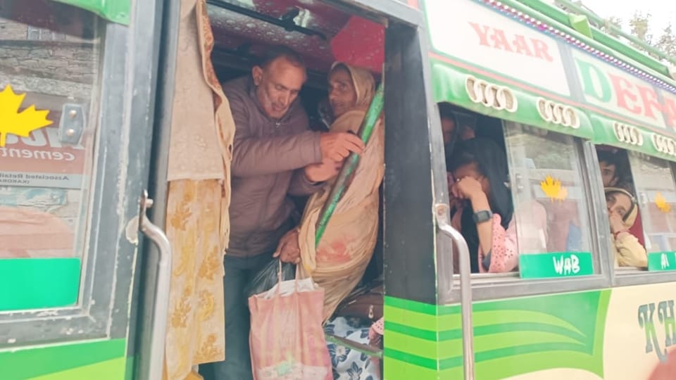 rajouri police arrested Mini bus driver for overloading vehicle in Rajouri Jammu