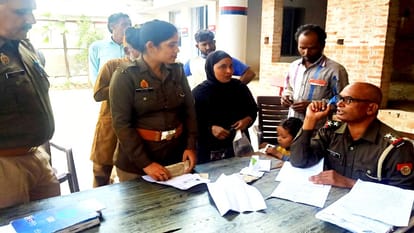 rs 500-500 notes flew in the air from the bike rider pocket on highway in Bareilly