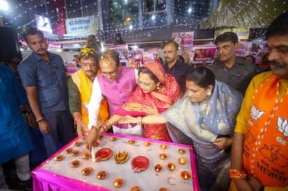 MP Election 2023: CM Shivraj reached Bhopal Chowk with wife Sadhna Singh for Dhanteras shopping.