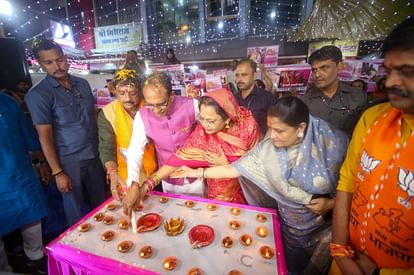 MP Election 2023: CM Shivraj reached Bhopal Chowk with wife Sadhna Singh for Dhanteras shopping.