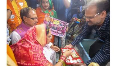 सीएम शिवराज ने पत्नी साधना सिंह के साथ धनतेरस की खरीदारी की।