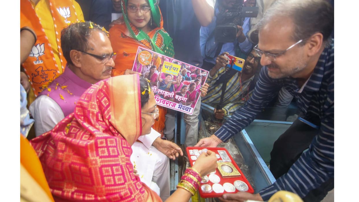 MP Election 2023: CM Shivraj reached Bhopal Chowk with wife Sadhna Singh for Dhanteras shopping.