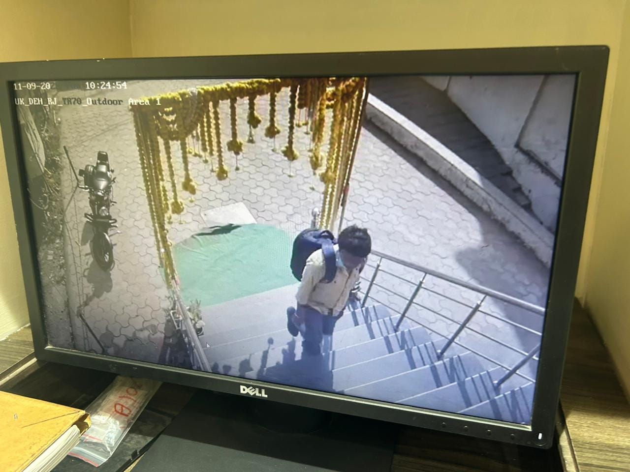 Robbery in Dehradun Reliance jewellery Showroom on gunpoint miscreants Threaten and Looted Story