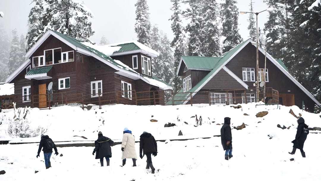 Army rescues 61 tourists stranded amid snowfall in Gulmarg