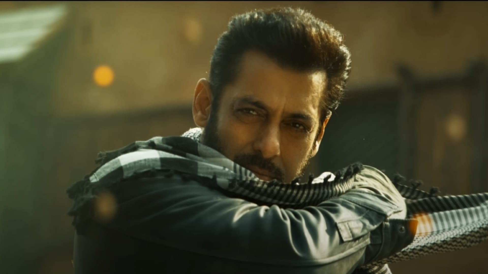 Tiger 3 Fans reaction Massive Crowd Gathered In Queue Outside Mumbai Theater see video here