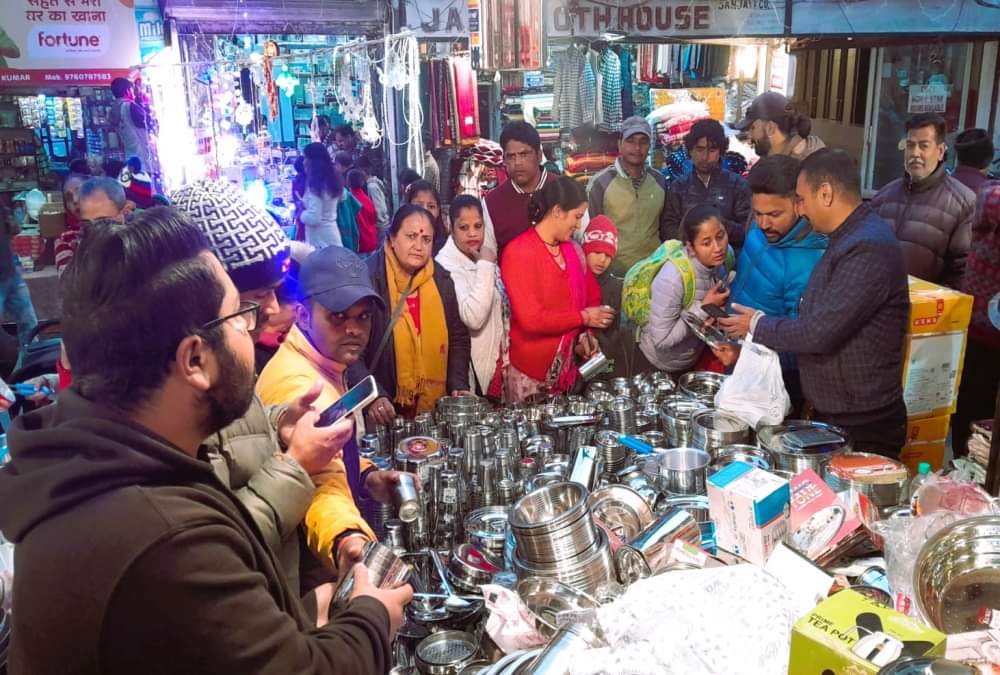 Dhanteras 2023 Today Huge Crowd in Market for shopping Uttarakhand News in Hindi
