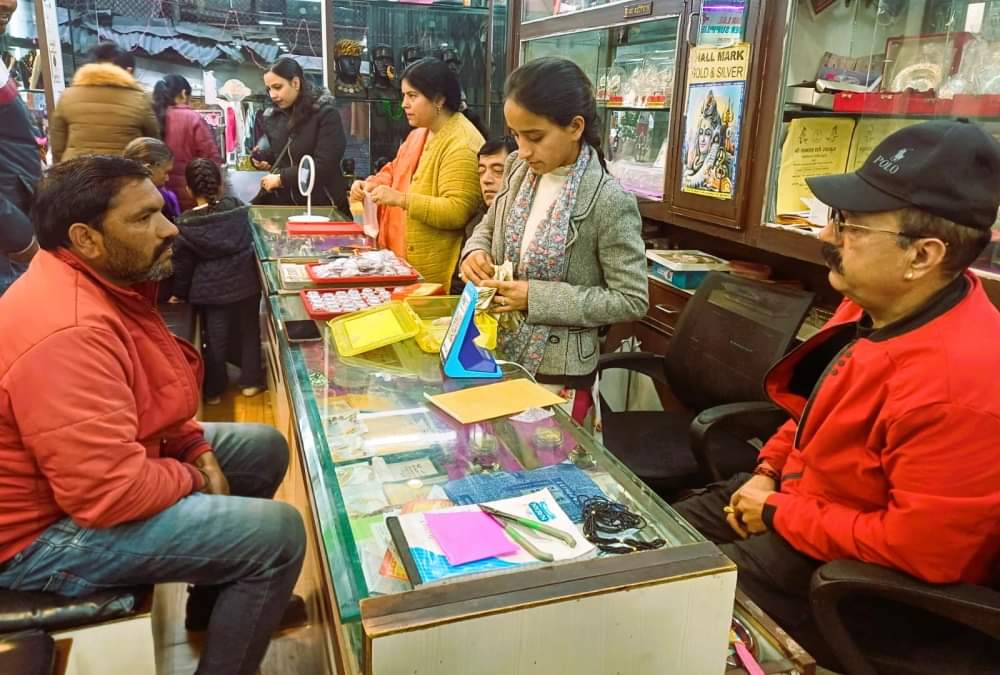 Dhanteras 2023 Today Huge Crowd in Market for shopping Uttarakhand News in Hindi