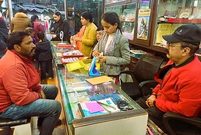Dhanteras 2023: उत्तराखंड में धनतेरस पर चमके बाजार, उमड़ी भारी भीड़, खूब हुई खरीदारी, देखें तस्वीरें Dhanteras 2023 Today Huge Crowd in Market for shopping Uttarakhand News in Hindi