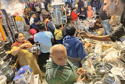 Dhanteras 2023: उत्तराखंड में धनतेरस पर चमके बाजार, उमड़ी भारी भीड़, खूब हुई खरीदारी, देखें तस्वीरें Dhanteras 2023 Today Huge Crowd in Market for shopping Uttarakhand News in Hindi