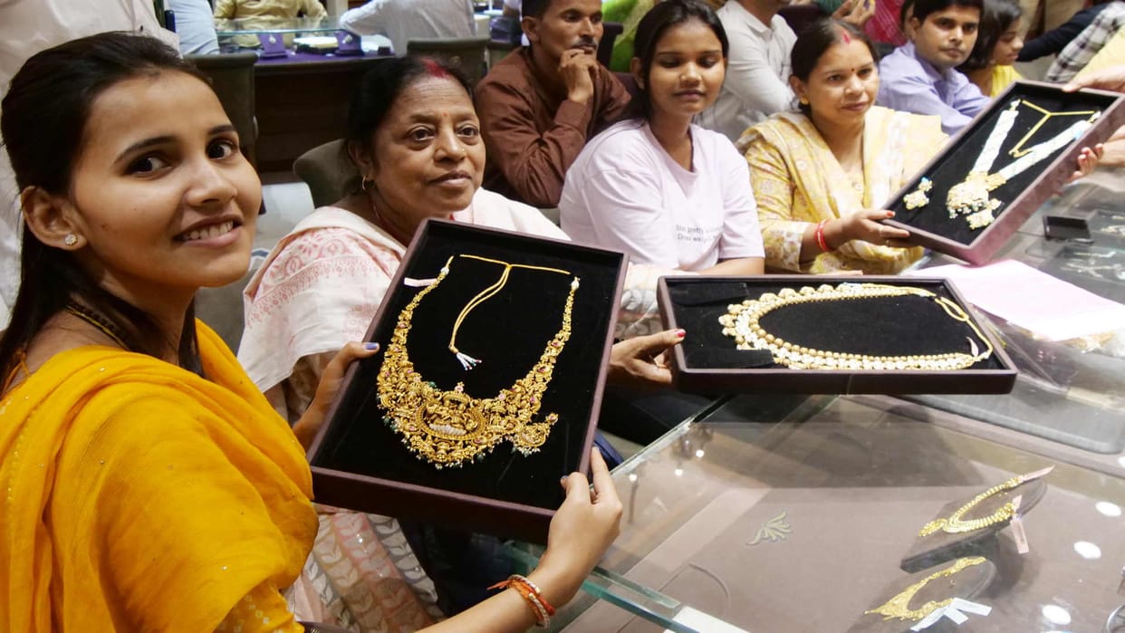 Dhanteras 2023 Expectation of Rs 300 crore Market decorated in Gorakhpur today special
