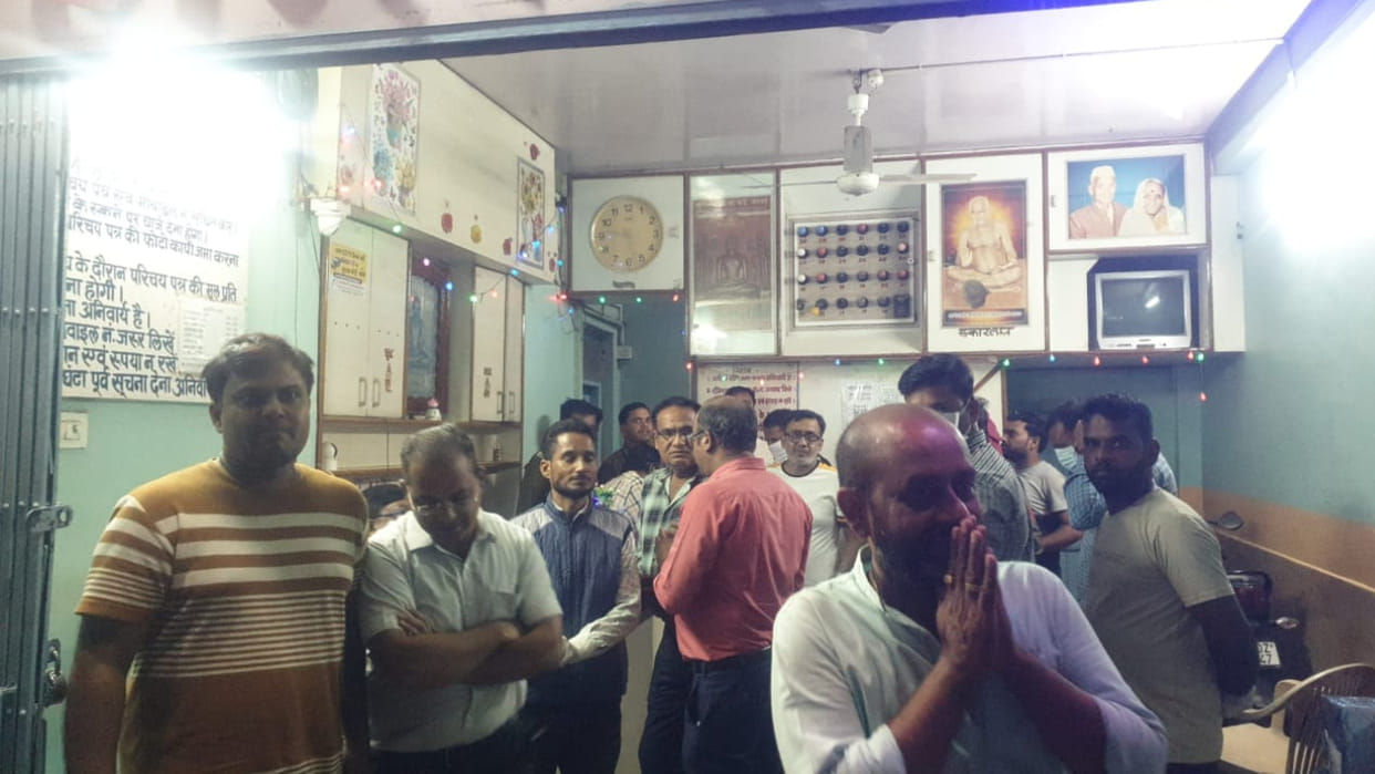 Damoh News: Four day old dead body found hanging in hotel room, the youth was a resident of Bhopal.
