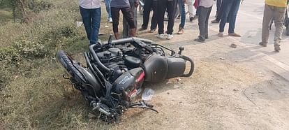 Varanasi Road Accident: ट्रक के चपेट में आने से बाइक सवार महिला-पुरुष की मौत, मौके पर पहुंची पुलिस Varanasi Road Accident: Man and woman riding a bike died after being hit by a truck, police reached the spot