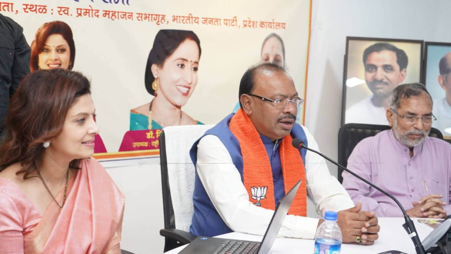 Unions of Bollywood Varsha Usgaonkar took command of film union in front of Chandrashekhar Bawankule