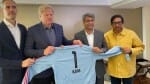 ओलिवर कान के साथ AIFF के अध्यक्ष कल्याण चौबे