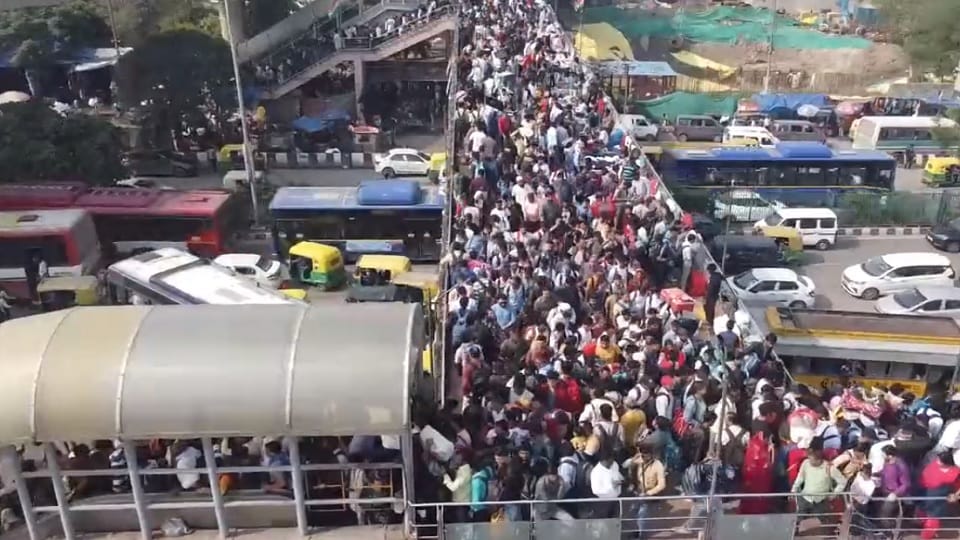 Crowd of people gathered to go home on Diwali