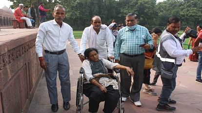 Agra: ताजमहल में फिर गिरी महिला पर्यटक, पैर और कमर में फ्रैक्चर; वीडियो प्लेटफॉर्म पर हुआ हादसा Female tourist suffered leg and waist fractures after falling from Taj Mahal in Agra